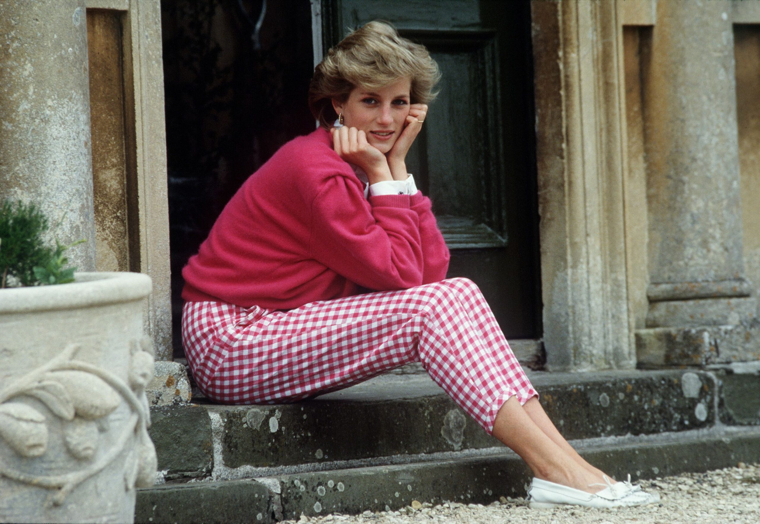 princess-diana-resting-her-head-in-her-hands-whilst-sitting