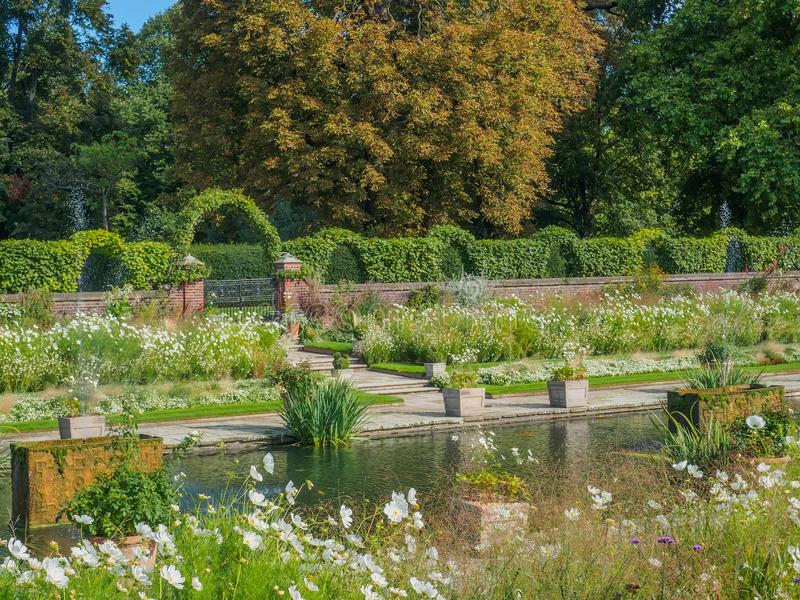view-princess-diana-memorial-garden-called-white-kensington-palace