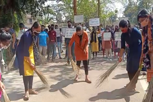 OUAT students sweeping streets in Bhubaneswar