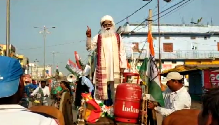 Congress worker dressed up as the Prime Minister Narendra Modi protested the steep hike in fuel and cooking gas prices in Nabarangpur district.