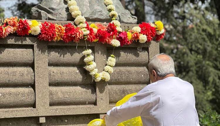 Naveen Patnaik pays tribute to Gandhi