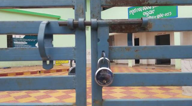 Parents lock main gate of UP school running sans teacher in Sundargarh