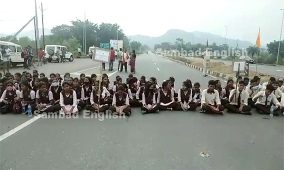 Hundreds of students walk more than 7 Km distance to ventilate grievance to Collector