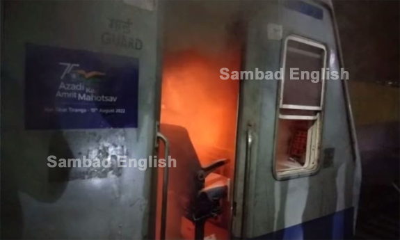 Fire breaks out in stationary Gondia-Jharsuguda Passenger train engine, close shave for driver