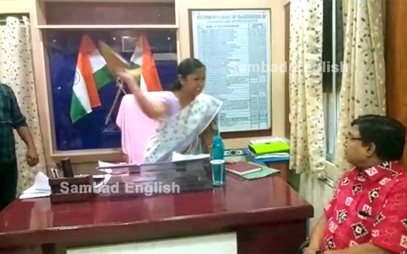 Vyasanagar municipality chairperson throws file at executive officer, video goes viral