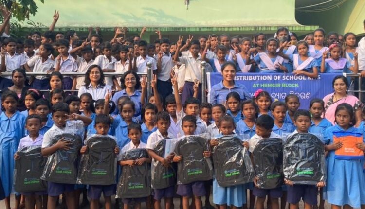 Vedanta Aluminium supports students in rural Odisha in availing learning opportunities 2 (004)