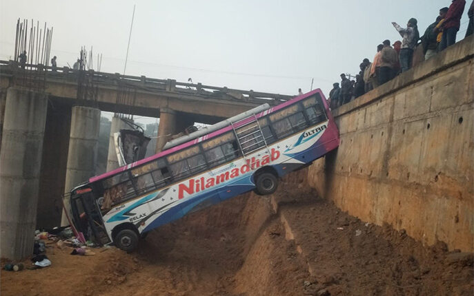 bus falls off bridge